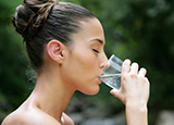 正确喝水治身体5种不适 喝水也能解毒治病