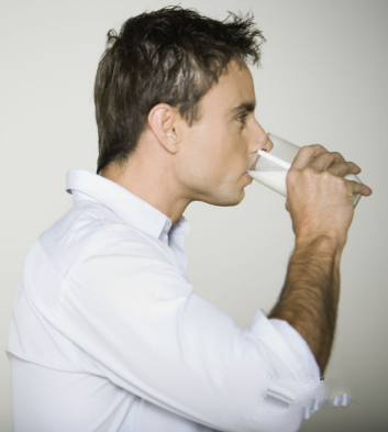七习惯导致男人肾亏 经常憋尿过度喝饮料