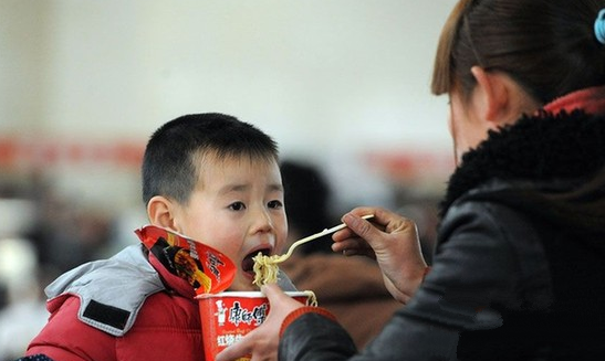 春运路上该怎么吃健康安全 足量喝水适量进食