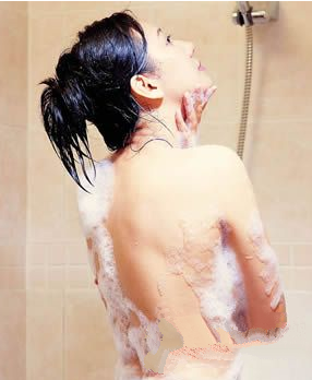 从女人洗澡姿势看女人出轨次数 喜欢淋浴易出轨
