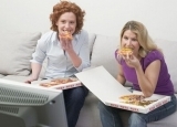 吃饭时间不专心伤胃 边吃饭边看电视的危害