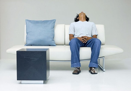 沙发太软伤腰椎 这五个坏习惯易诱发颈椎病