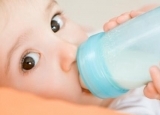 用什么水泡奶粉最好 矿泉水冲奶粉致宝宝便秘