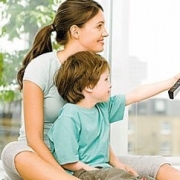 儿童看电视注意 限制时间防紊乱