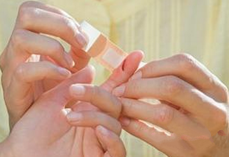 七个信号预示健康隐患 指甲上有白点缺锌