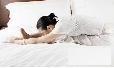 睡前四个瑜伽招式教程 高效瘦身还能安神助眠