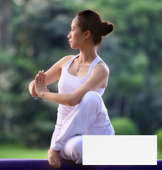 白领10分钟瑜伽招式 减轻压力缓解腰间酸痛