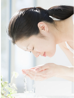 九个洗脸方法最伤皮肤 水温过热或过冷刺激肌肤