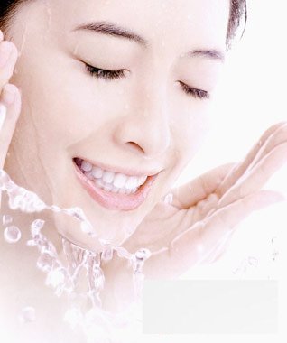 掌握正确的洗脸方法 让肌肤嫩滑有弹性