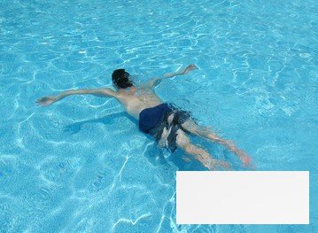 夏季游泳隐患多 溺水以后如何自救