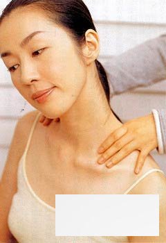 肩膀酸痛怎么治疗 12个按摩方法缓解疼痛