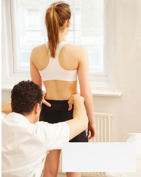 腰椎病八种按摩方法 按命门穴推腰臀部