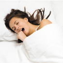 四个减寿睡眠方式 手机放枕边睡觉会短命