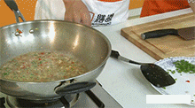 【鱼香茄子煲】放入清水煮调料