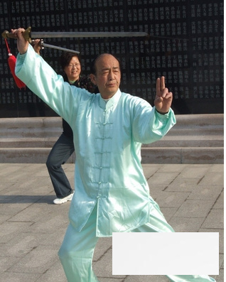 太极<a href=http://www.duomehao.com target=_blank class=infotextkey>养生</a> 经典32式太极剑套路招式详解