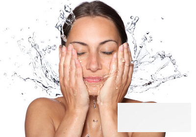 用盐水洗脸的8大好处 能清除污垢去死皮